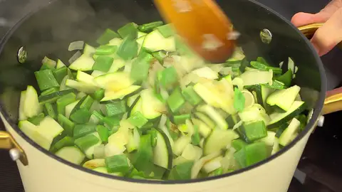 Sazona y rehoga las verduras a fuego medio durante 5 minutos Sazona y rehoga las verduras a fuego medio durante 5 minutos