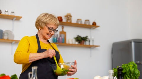 Mujer preparando una ensalada en la cocina