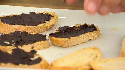 Unta cada rebanada de pan con un ajo negro Unta cada rebanada de pan con un ajo negro