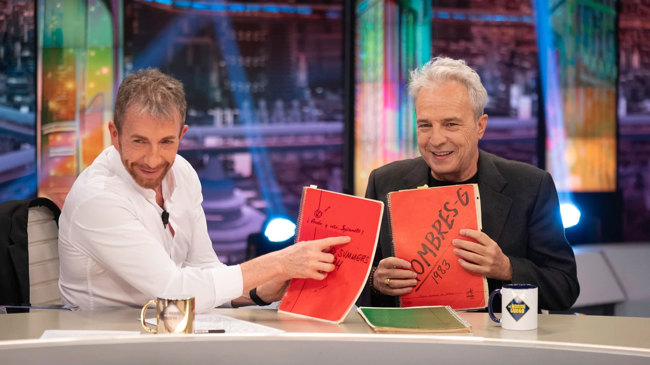 David Summers muestra los cuadernos con sus letras