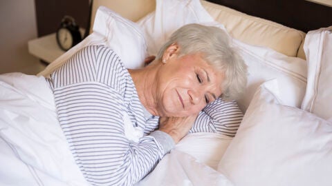Mujer durmiendo en la cama