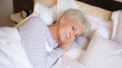Mujer durmiendo en la cama Mujer durmiendo en la cama