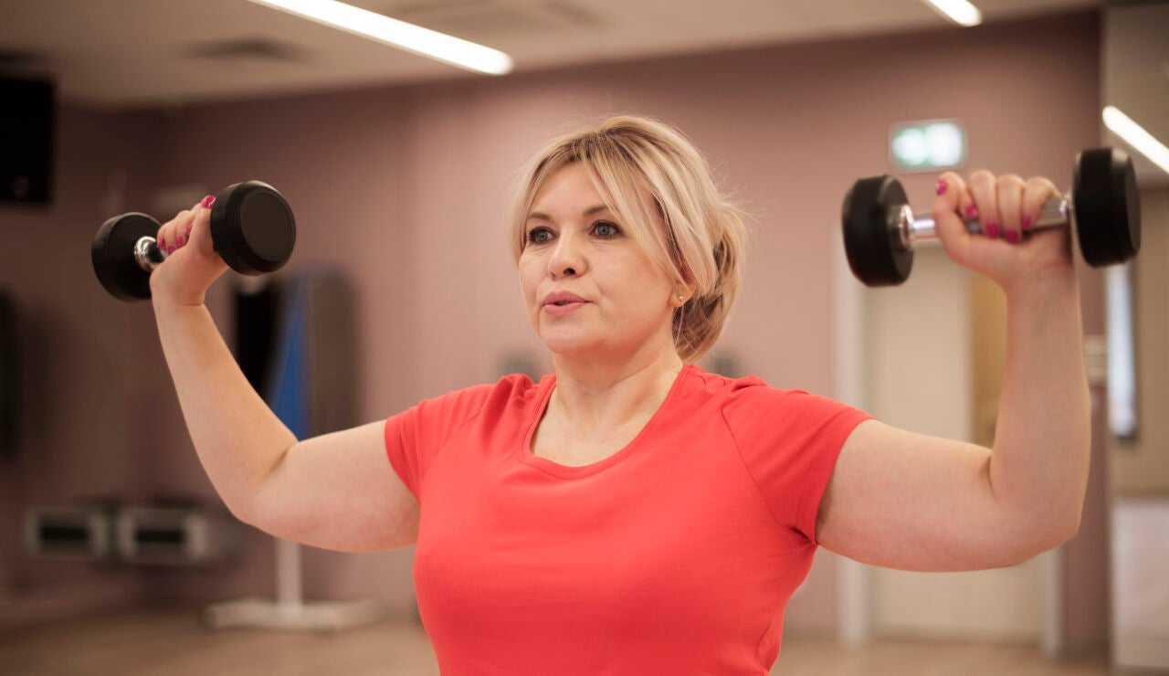 Mujer haciendo ejercicio en el gimnasio