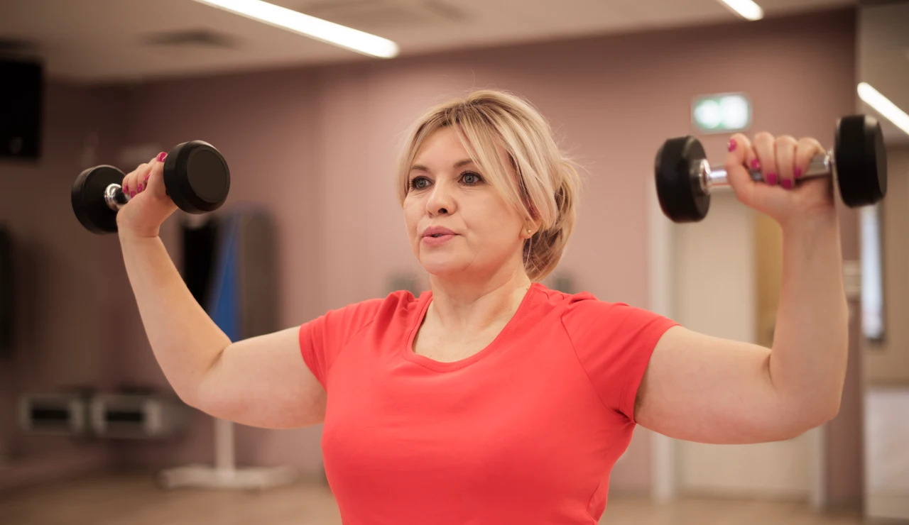 Mujer haciendo ejercicio en el gimnasio