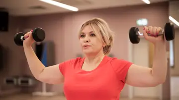 Mujer haciendo ejercicio en el gimnasio Mujer haciendo ejercicio en el gimnasio