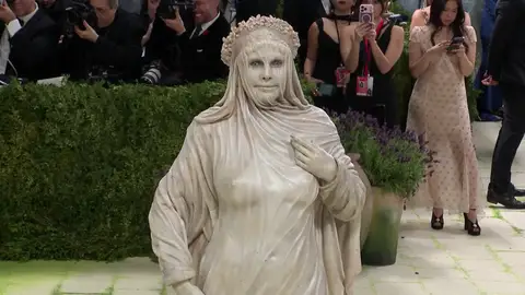 Heidi Klum posando con su look en la MET Gala 2026 Heidi Klum posando con su look en la MET Gala 2026