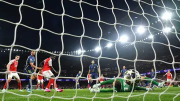 Ska bate a Oblak en el Emirates Stadium Ska bate a Oblak en el Emirates Stadium
