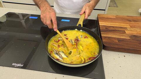 Bátelos y vuélcalos a la sartén