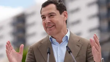 Juanma Moreno visita las Hermandades de Valme y Gran Poder en Dos Hermanas y atiende a los medios en el Parque del Dinosaurio Juanma Moreno visita las Hermandades de Valme y Gran Poder en Dos Hermanas y atiende a los medios en el Parque del Dinosaurio