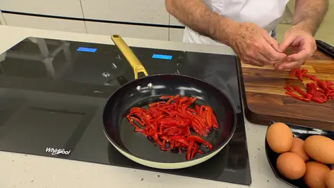 Corta los pimientos en tiras finas, introdúcelos en la sartén Corta los pimientos en tiras finas, introdúcelos en la sartén