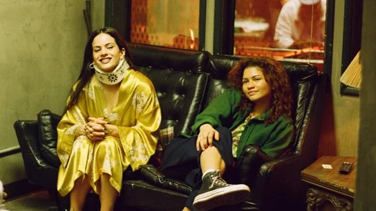 Rosalía y Zendaya en el 3x04 de Euphoria Rosalía y Zendaya en el 3x04 de Euphoria