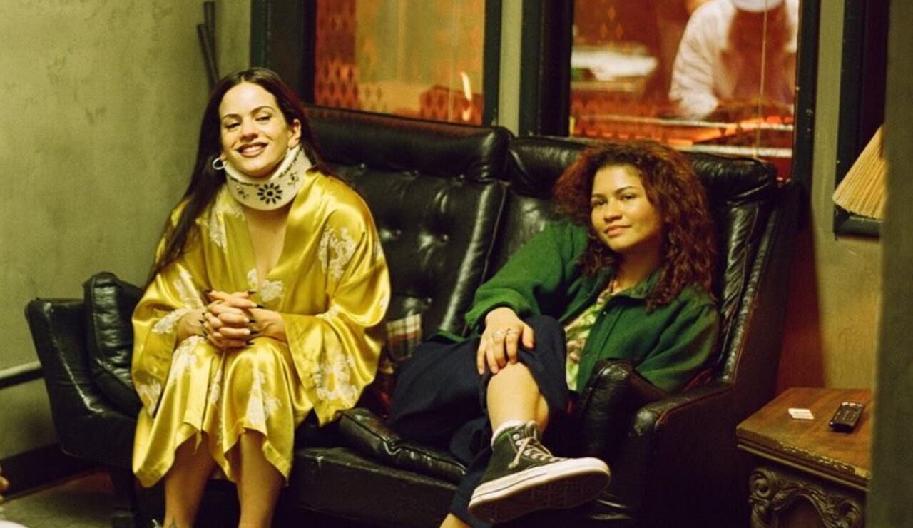 Rosal&iacute;a y Zendaya en el 3x04 de Euphoria