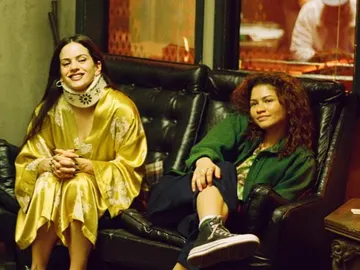 Rosalía y Zendaya en el 3x04 de Euphoria Rosalía y Zendaya en el 3x04 de Euphoria