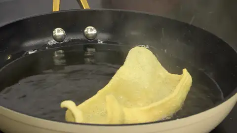 Cuando esté muy caliente, ve introduciendo las cortezas de trigo de una en una Cuando esté muy caliente, ve introduciendo las cortezas de trigo de una en una