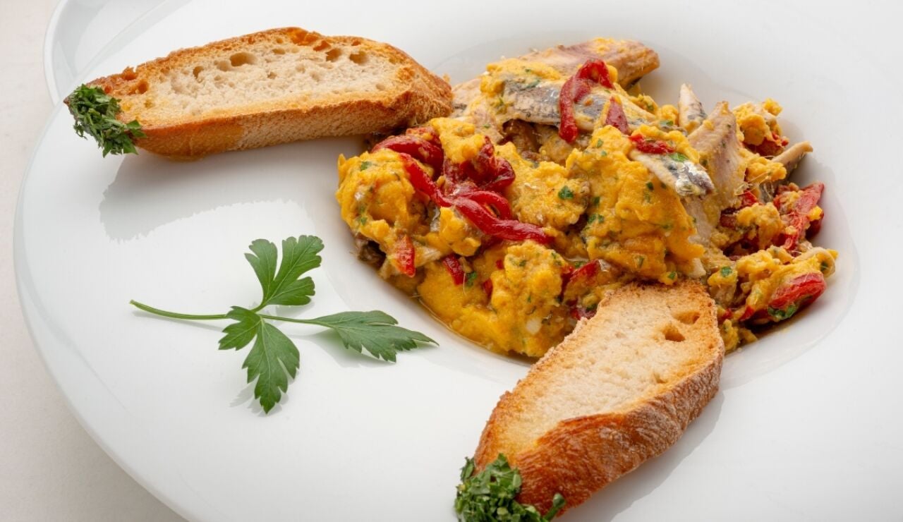 Revuelto de anchoas y piquillos