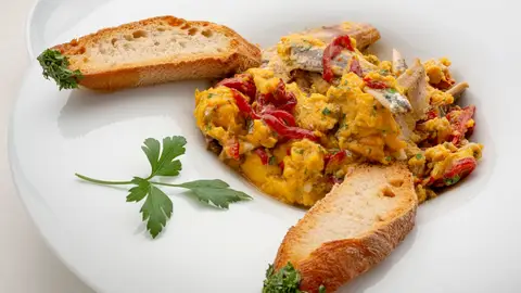 Revuelto de anchoas y piquillos Revuelto de anchoas y piquillos