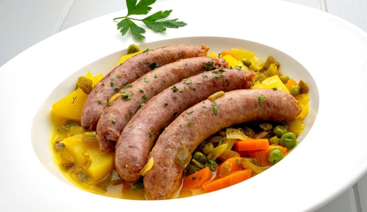 Salchichas de cerdo a la jardinera, una receta contundente de Karlos Argui&ntilde;ano