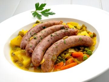 Salchichas de cerdo a la jardinera, una receta contundente de Karlos Argui&ntilde;ano