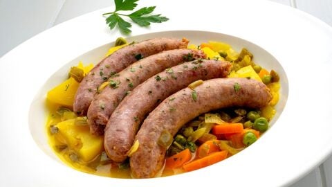 Salchichas de cerdo a la jardinera, una receta contundente de Karlos Argui&ntilde;ano