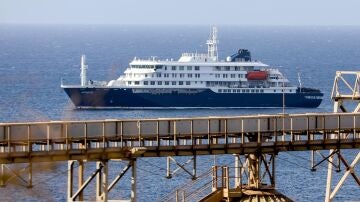 Vista general este 4 de mayo del crucero holand&eacute;s MV Hondius, anclado frente a la costa de la ciudad de Praia