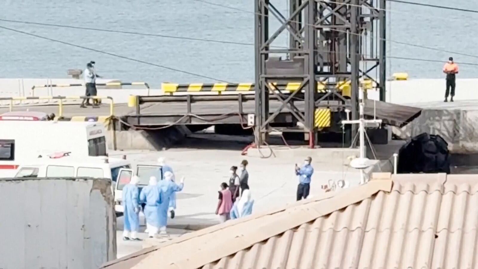 Primeras imágenes de la evacuación de tres contagiados con hantavirus desde Cabo Verde a Países Bajos