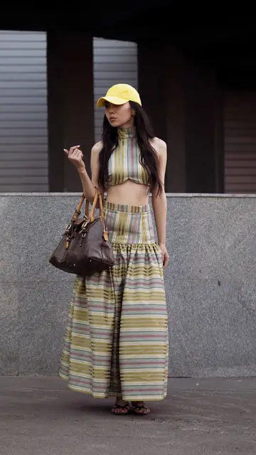 Mujer que viste con estampado de rayas Mujer que viste con estampado de rayas