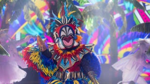 Loro se convierte en Dani Fern&aacute;ndez y monta una fiesta en Mask Singer con &lsquo;Me has invitado a bailar&rsquo; 