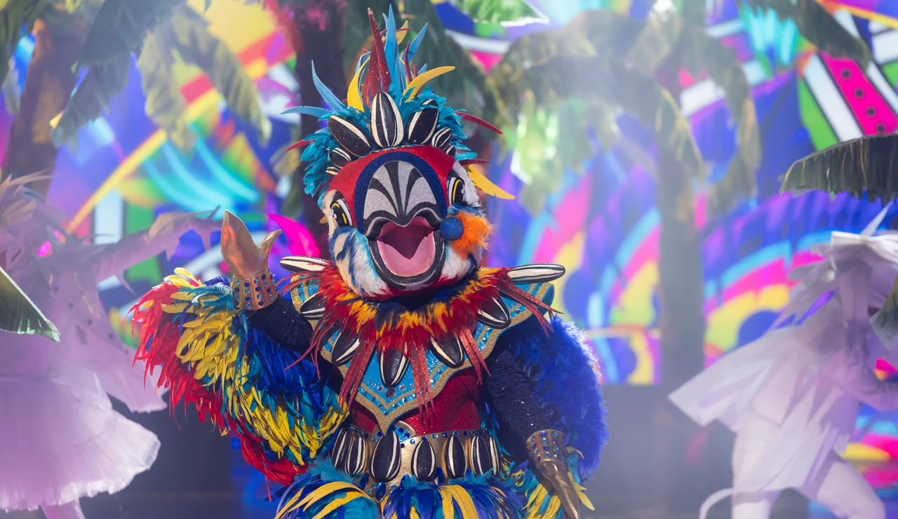 Loro se convierte en Dani Fernández y monta una fiesta en Mask Singer con ‘Me has invitado a bailar’