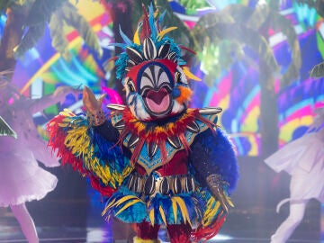 Loro se convierte en Dani Fern&aacute;ndez y monta una fiesta en Mask Singer con &lsquo;Me has invitado a bailar&rsquo; 