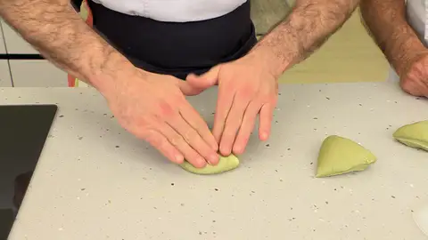 Cuando doble su volumen, haz 4 bolas y dales forma de bollitos Cuando doble su volumen, haz 4 bolas y dales forma de bollitos