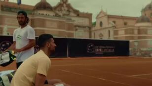 Duelo hist&oacute;rico Djokovic vs. Tsitsipas en plena calle en Roma