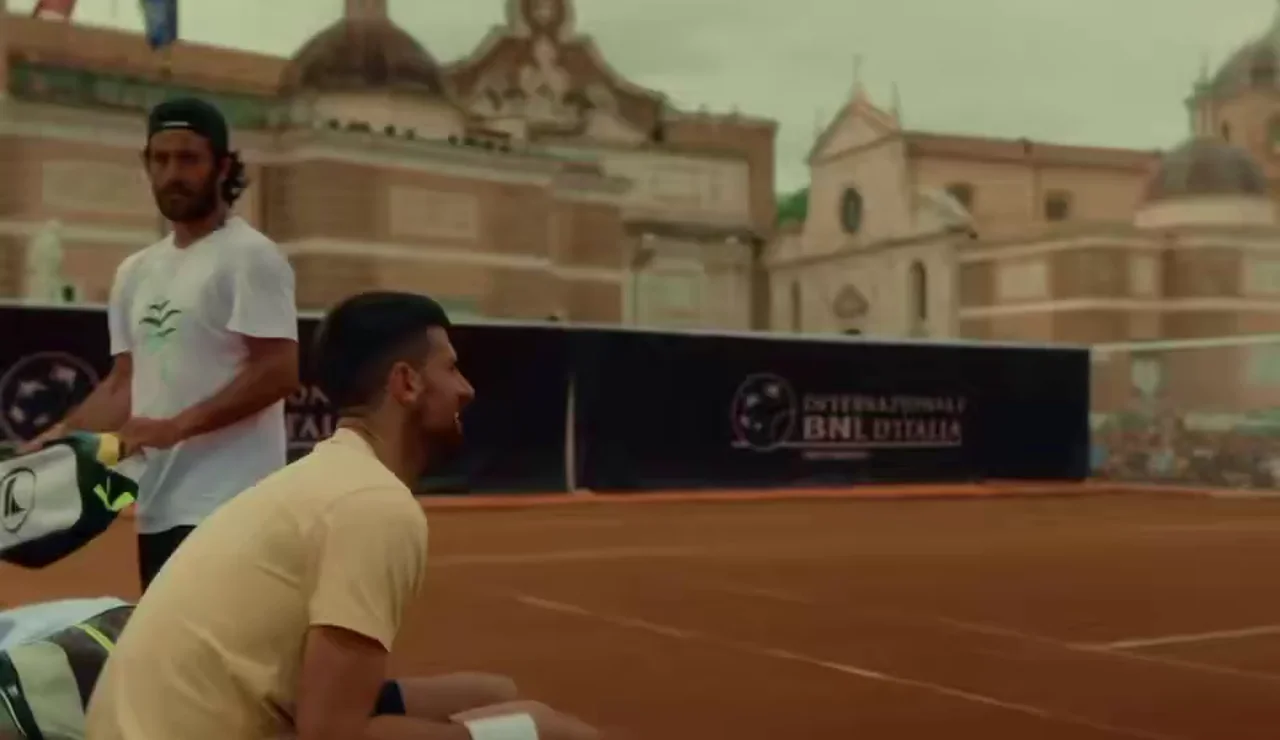 Duelo histórico Djokovic vs. Tsitsipas en plena calle en Roma