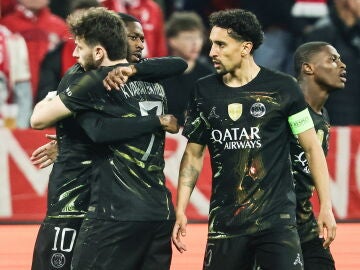 Ousmane Dembele celebra su gol en el Allianz Arena