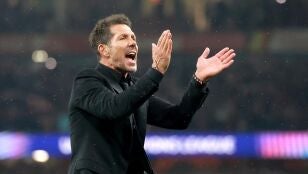 Simeone aplaude a los hinchas del Atleti