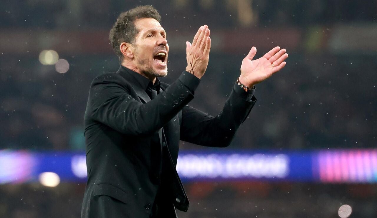 Simeone aplaude a los hinchas del Atleti