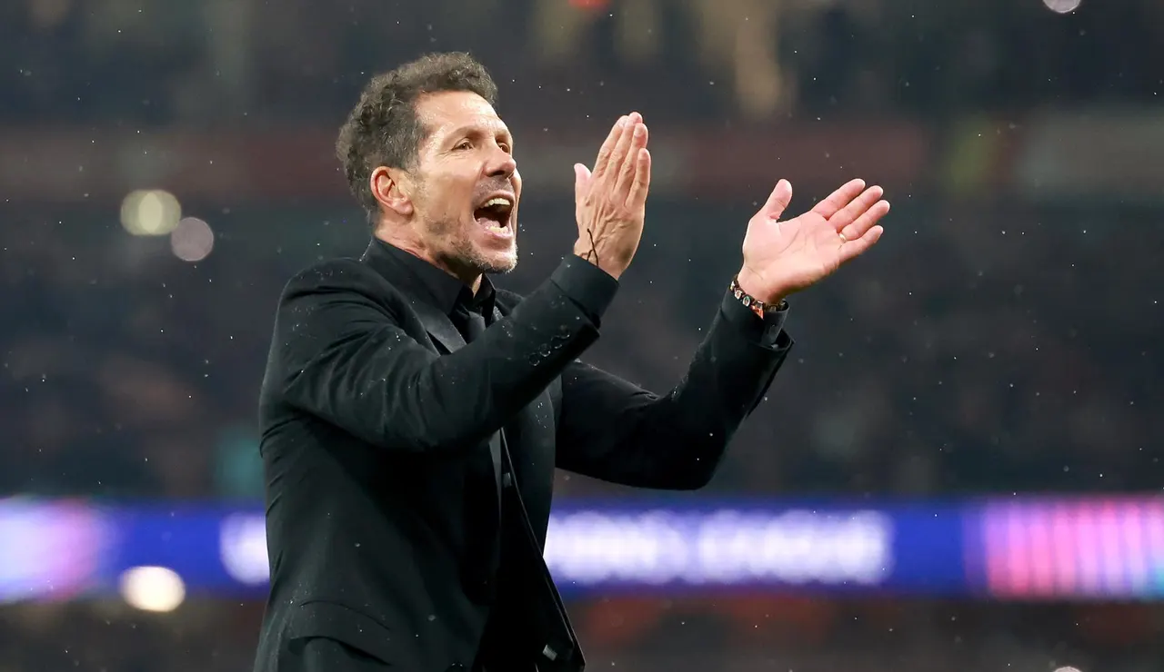 Simeone aplaude a los hinchas del Atleti