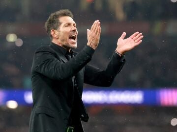 Simeone aplaude a los hinchas del Atleti