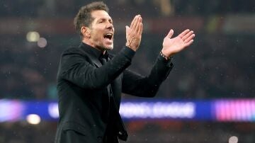 Simeone aplaude a los hinchas del Atleti