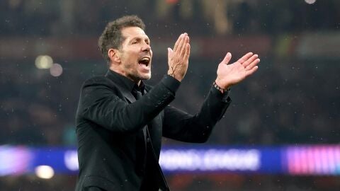 Simeone aplaude a los hinchas del Atleti