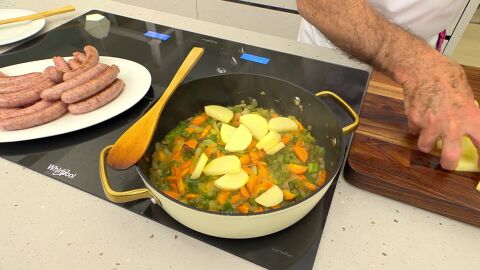 Pela las patatas, córtalas en rodajas finas y remueve