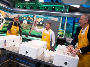 El homenaje culinario de David de Jorge a Juan y Medio con sus "kokotxas flamencas"