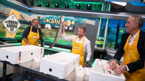 El homenaje culinario de David de Jorge a Juan y Medio con sus "kokotxas flamencas"