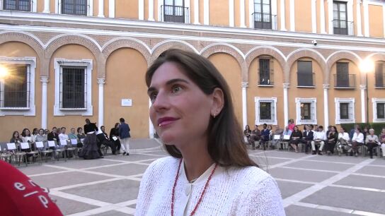 Lourdes Montes atendiendo a la prensa