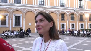 Lourdes Montes atendiendo a la prensa