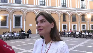 Lourdes Montes atendiendo a la prensa