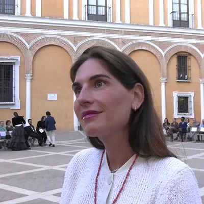 Lourdes Montes atendiendo a la prensa
