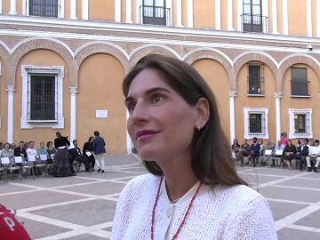 Lourdes Montes atendiendo a la prensa