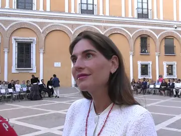 Lourdes Montes atendiendo a la prensa Lourdes Montes atendiendo a la prensa