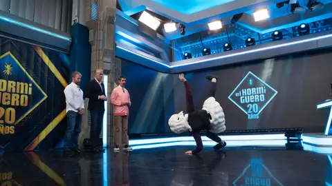 ¡Máxima protección! Marron sorprende con un chaleco airbag anticaída en El Hormiguero ¡Máxima protección! Marron sorprende con un chaleco airbag anticaída en El Hormiguero