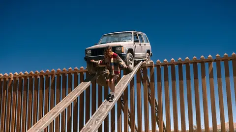 Zendaya en la escena del muro entre la frontera de Estados Unidos y México en Euphoria Zendaya en la escena del muro entre la frontera de Estados Unidos y México en Euphoria